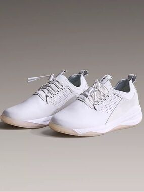 Women’s CLOVE Classic Brilliant white bungee athletic shoes- Size 10